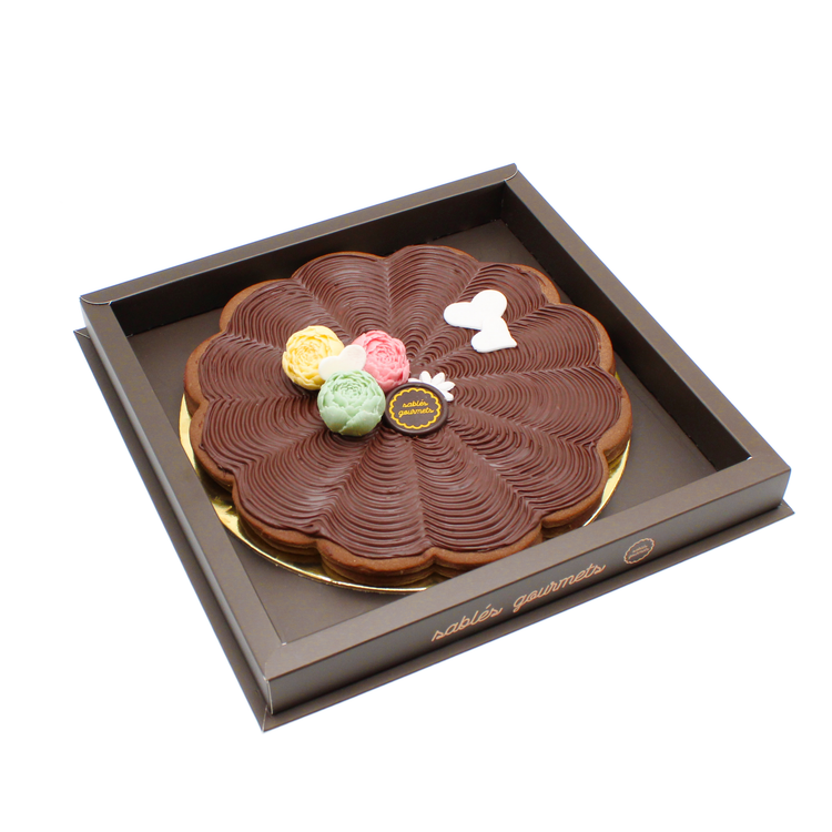 Mother’s Day Chocolate Tart – A rich chocolate tart with elegant piping, decorated with delicate flowers and hearts, made for a sweet Mother’s Day celebration.