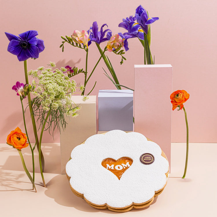 Mother’s Day Premium Chocolate Selection – A sophisticated chocolate gift box with “I Love You Mom” inscriptions, perfect for celebrating motherhood.