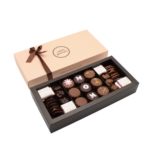Artisanal Chocolate Box for Mom – Handcrafted chocolate sablés with golden accents, personalized to express love and appreciation on Mother’s Day.