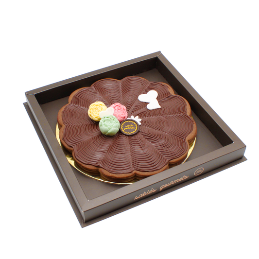 Mother’s Day Chocolate Tart – A rich chocolate tart with elegant piping, decorated with delicate flowers and hearts, made for a sweet Mother’s Day celebration.