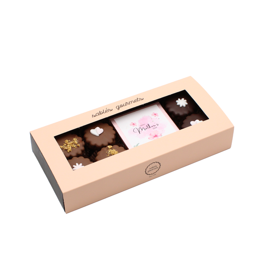 Elegant Mother’s Day Collection – A luxury chocolate selection featuring artisanal sablés, decorative chocolate squares, and floral accents for Mother’s Day.