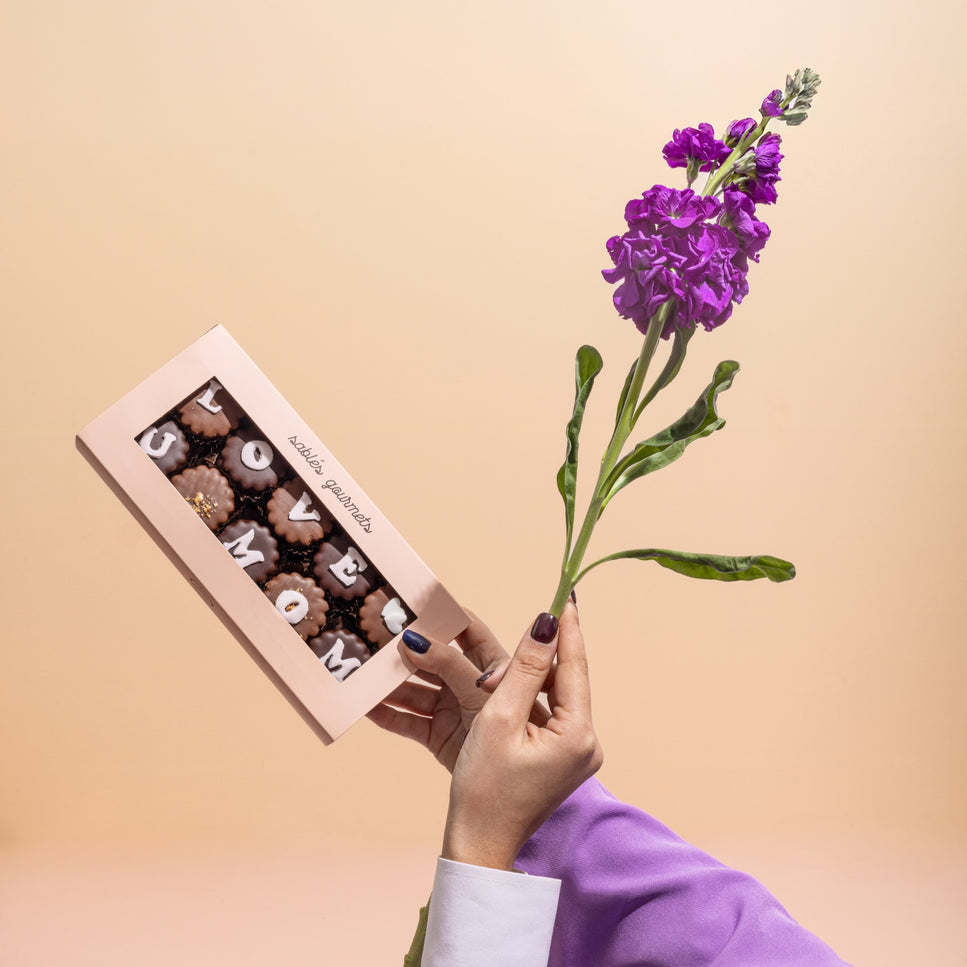 Mother’s Day Delight Box – Elegant chocolate-covered sablés with a heartfelt Mother’s Day message, handcrafted for a special celebration.